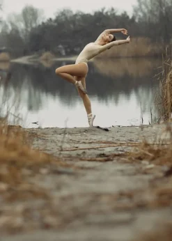 Balletplakat med balletdanser ved smuk sø
