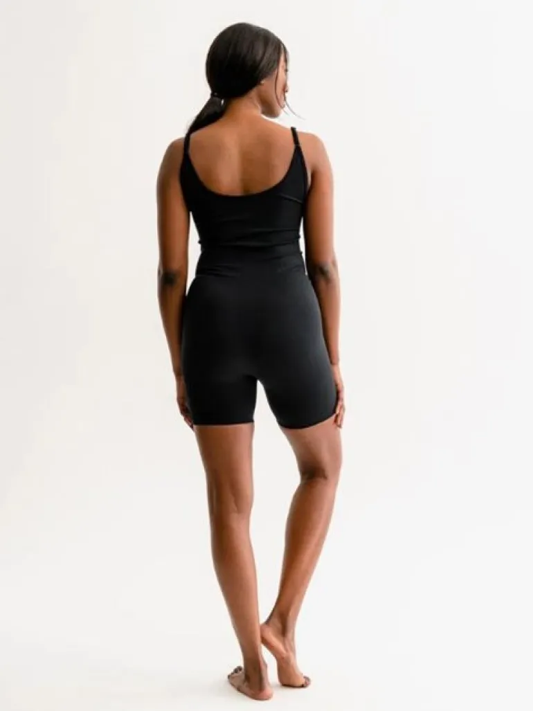 Drop of Mindfulness Izzy rib kort jumpsuit i sort