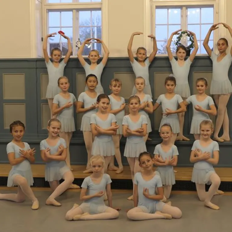 Lyseblå dragt med påsyet chiffon skørt Ballet Rosa
