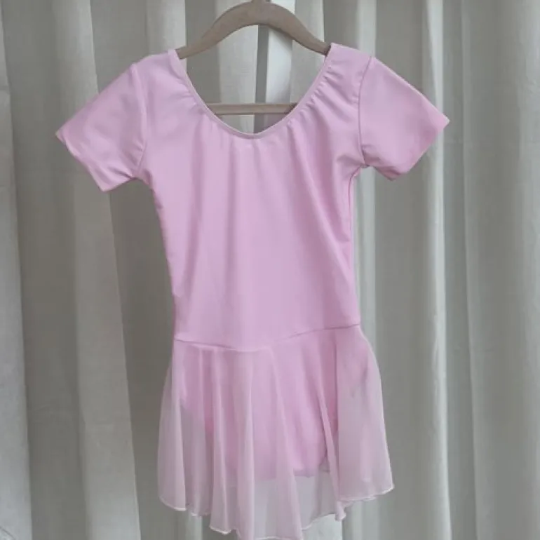 Mørk rosa dragt med påsyet chiffon skørt Ballet Rosa