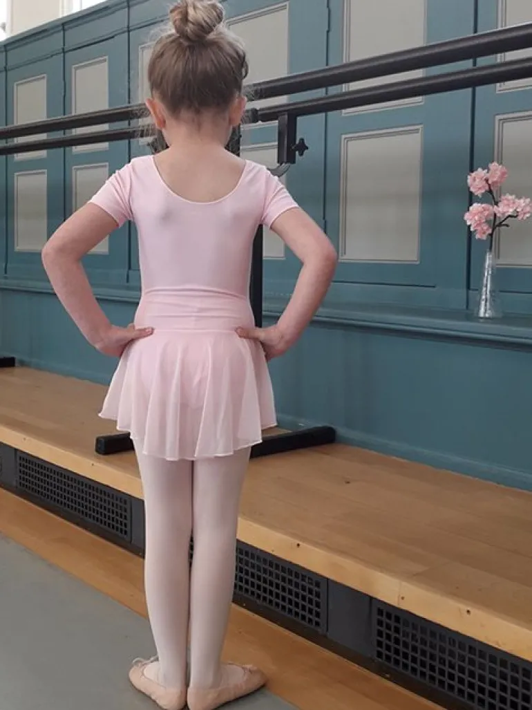 Mørk rosa dragt med påsyet chiffon skørt Ballet Rosa