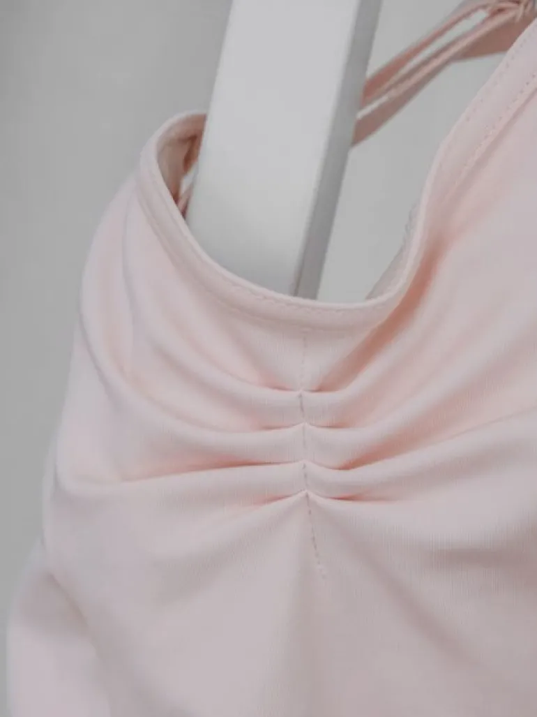 Seré rosa dragt m. rynkedetaljer og justerbare stropper