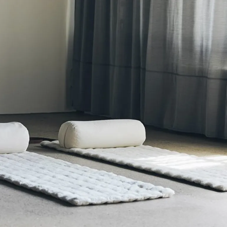 Simple Days yogapølle i råhvid
