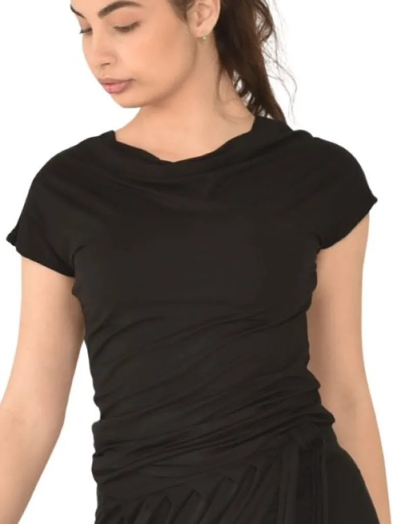 Sort bluse med vandfalds hals og korte ærmer Danceverywear