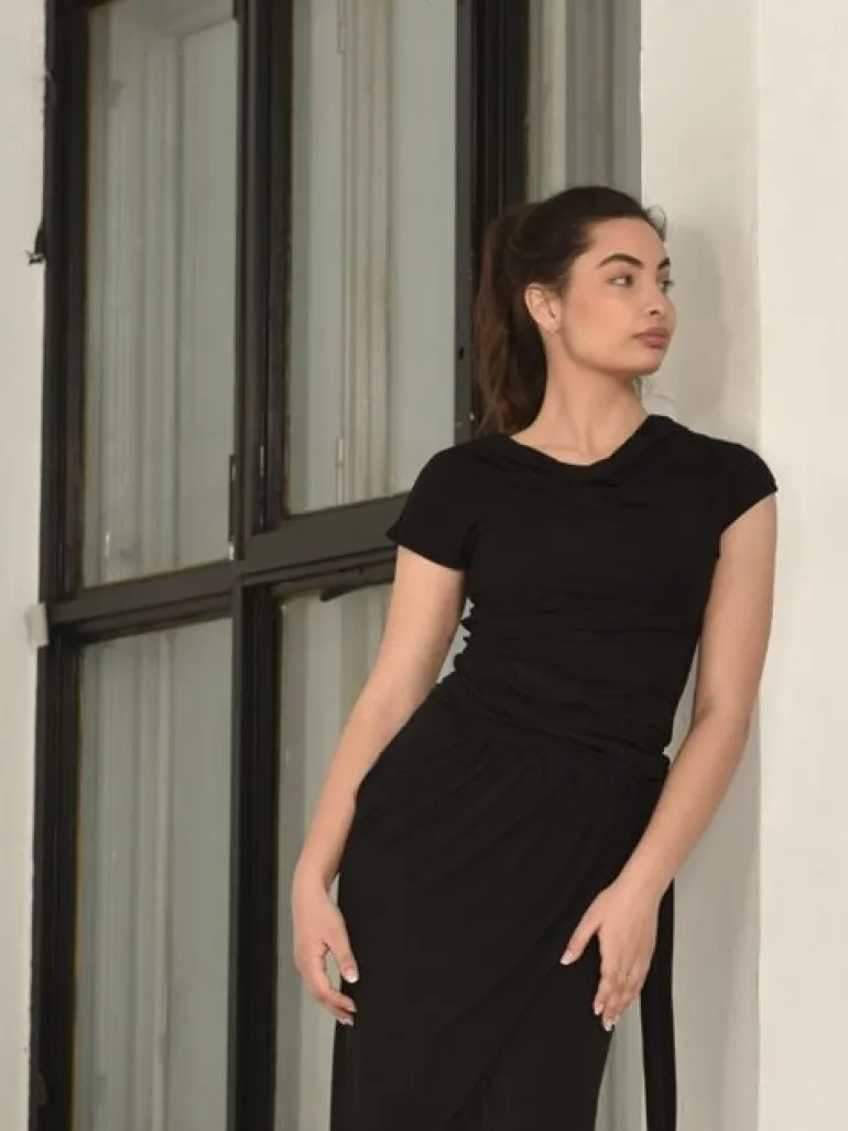 Sort bluse med vandfalds hals og korte ærmer Danceverywear